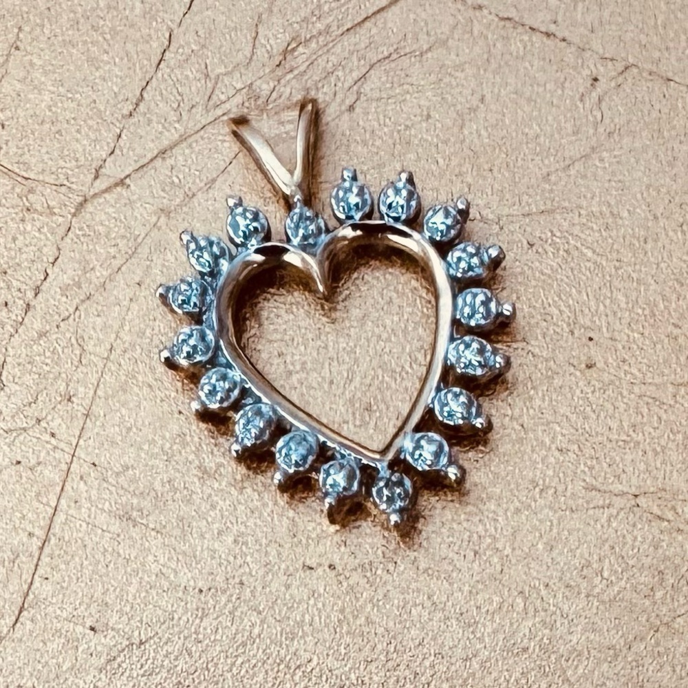 10K Yellow Gold Heart Pendant with Diamonds and Nugget Halo vintage - Picture 3 of 6